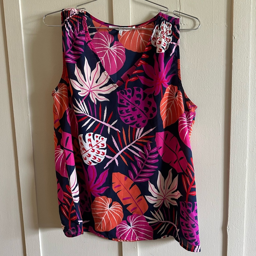 Violet + Claire • Tropical foliage print, v-neck Top in Summery Colors (Size M)